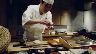 寿司を握る手からギターを教える手へ。仕事の本質は変わらないらしい