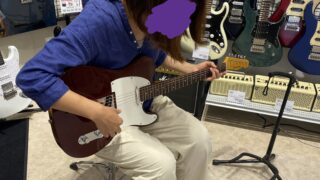 生徒さんのギターを買いに行きました！